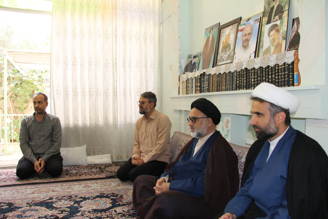 دیدار مسئولان دانشگاه علوم و معارف قرآن کریم با خانواده شهید علم خواه